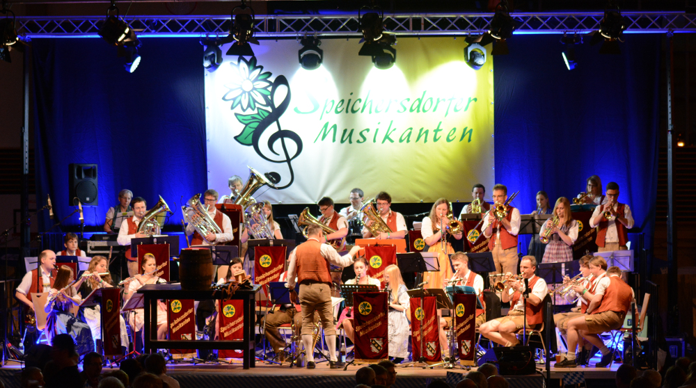 Die Speichersdorfer Musikanten auf der Bühne