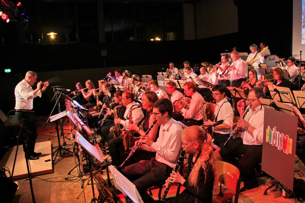 Das Orchester mit Dirigent Norbert Lodes beim Konzert