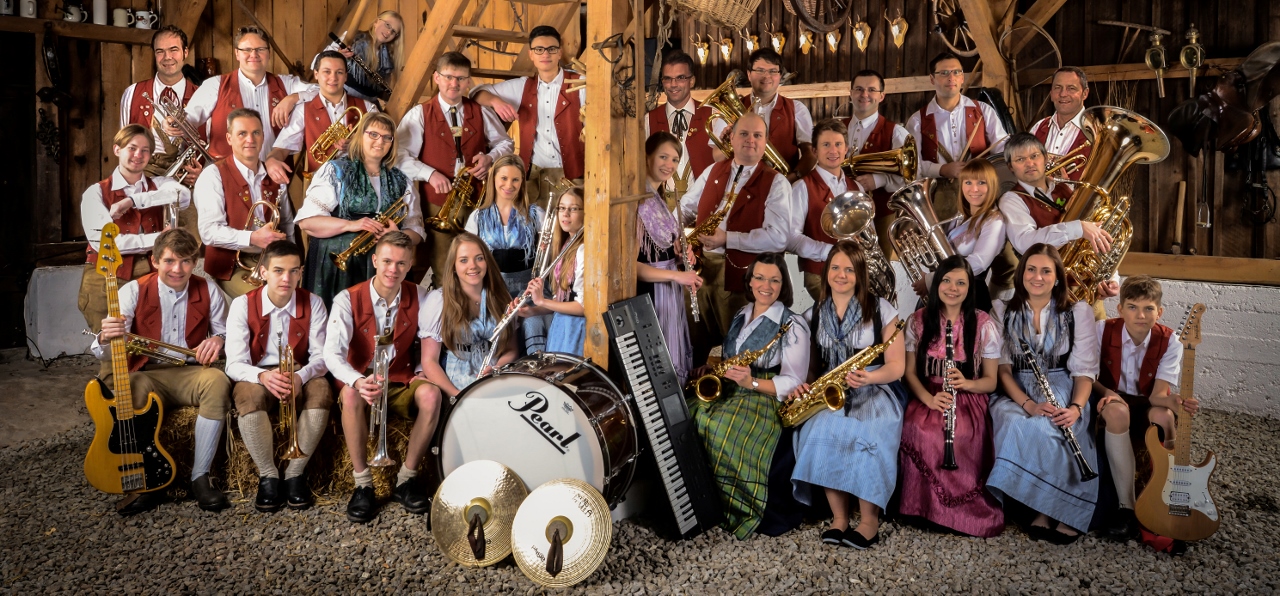 Gruppenfoto der Speichersdorfer Musikanten in Tracht